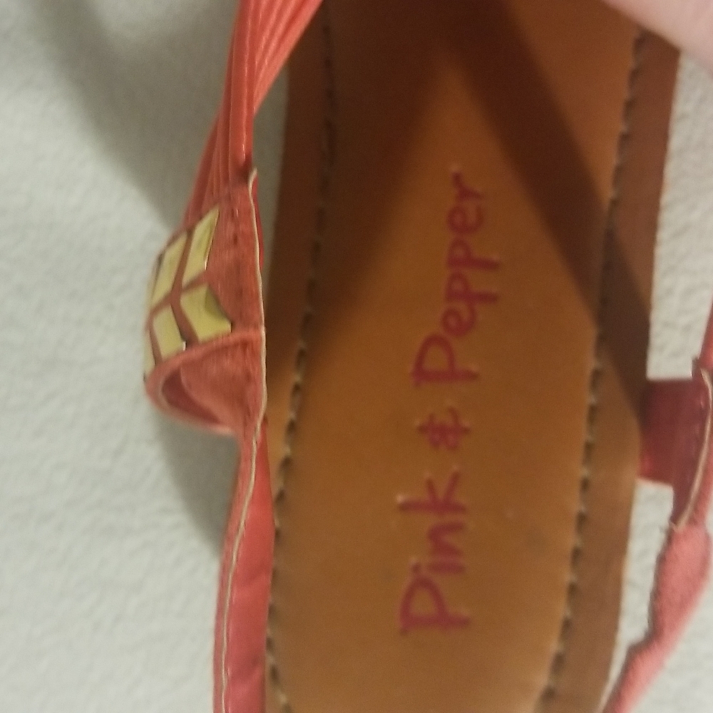 Pink & Pepper Sandels, coral with gold accents, size 7 - Picture 5 of 5
